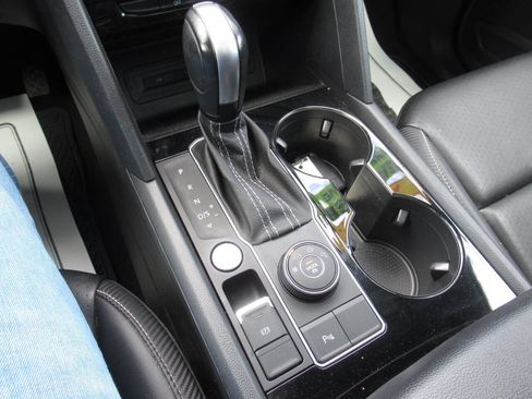 Used 2022 Volkswagen Atlas Cross Sport SE image 25