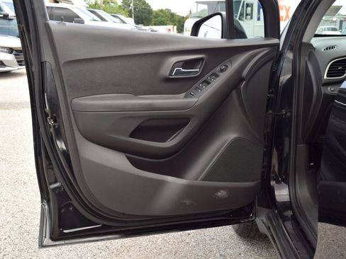 Used 2019 Chevrolet Trax LT w/ LT Convenience Package FWD image 14