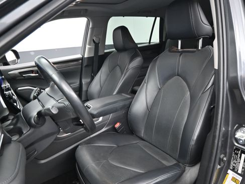 Used 2023 Toyota Highlander L image 17