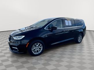 Used 2024 Chrysler Pacifica Touring-L video 1