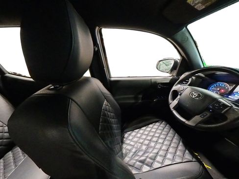 Used 2020 Toyota Tacoma TRD Sport image 41