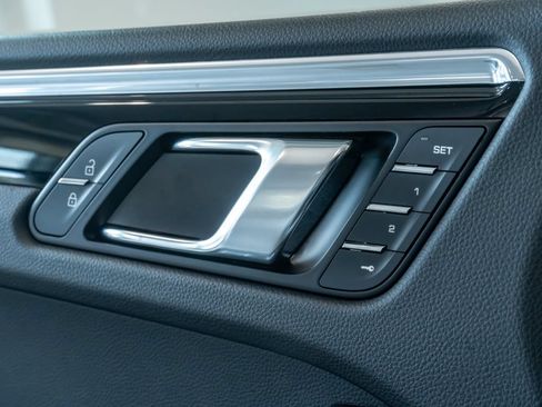 Certified 2026 Porsche Macan AWD/4WD image 13