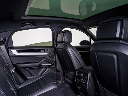 Certified 2025 Porsche Cayenne Coupe image 16
