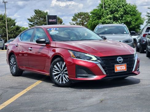 Used 2024 Nissan Altima 2.5 SV FWD image 2
