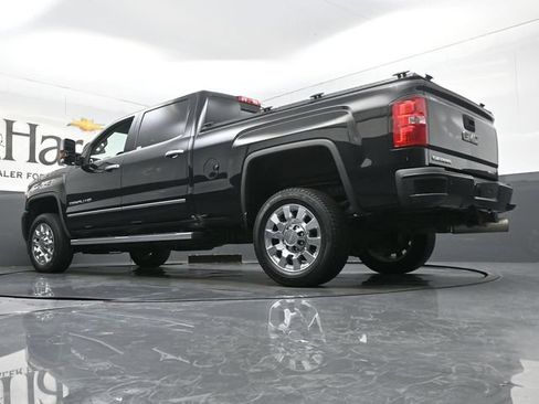 Used 2019 GMC Sierra 2500 Denali w/ Duramax Plus Package AWD/4WD image 5