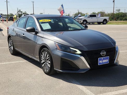 Used 2025 Nissan Altima 2.5 SV FWD image 6