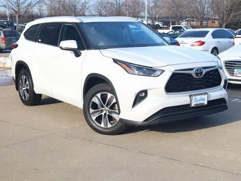 Used 2022 Toyota Highlander XLE image 2