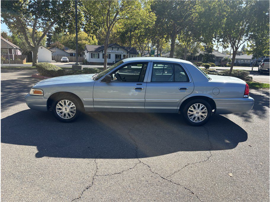 Used 2003 Ford Crown Victoria LX RWD image 2