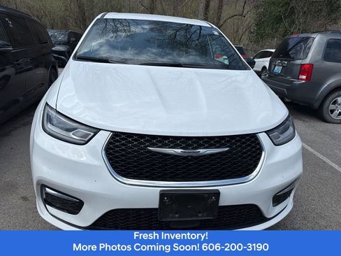 Used 2025 Chrysler Pacifica Select image 2
