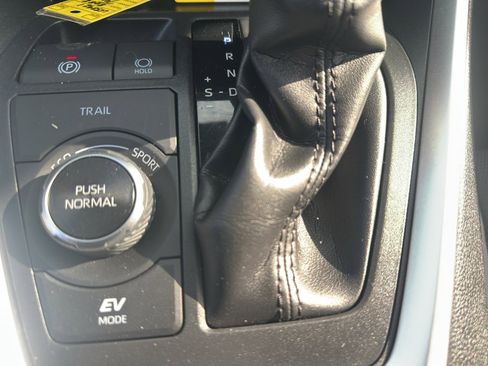 Used 2022 Toyota RAV4 XLE image 10