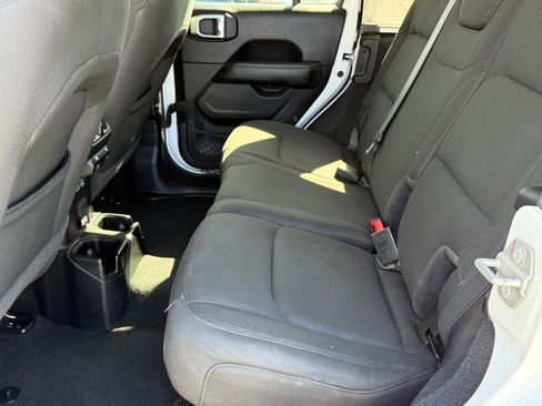 Used 2020 Jeep Wrangler Unlimited Sahara image 41