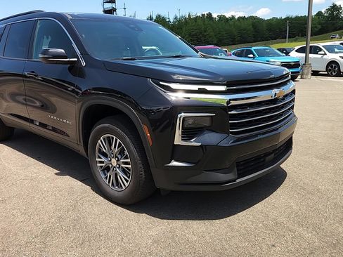 Used 2025 Chevrolet Traverse LT FWD image 4