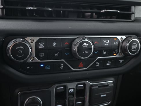 Used 2025 Jeep Wrangler Sahara w/ Safety Group image 20