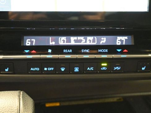 Used 2021 Toyota Sienna XSE w/ XSE Plus Package FWD image 22