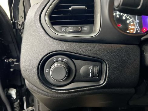 Used 2023 Jeep Renegade Latitude AWD/4WD image 19