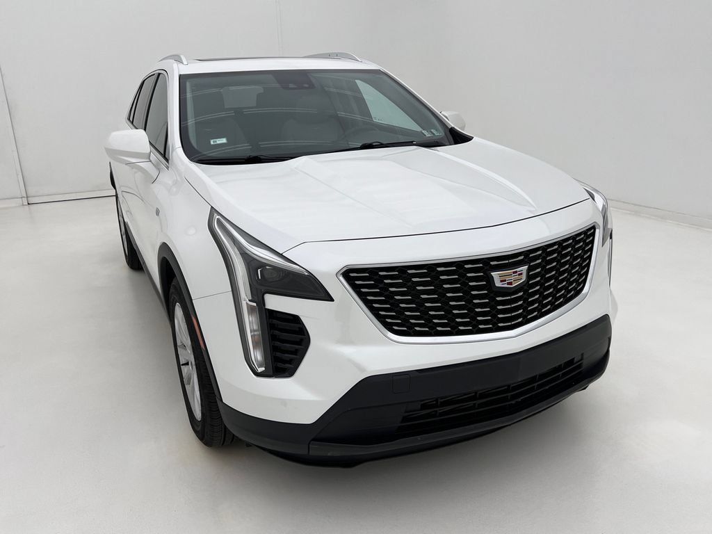 Used 2022 Cadillac XT4 Luxury w/ Cold Weather Package AWD/4WD image 3