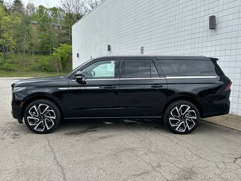 New 2026 Lincoln Navigator L Reserve AWD/4WD image 2