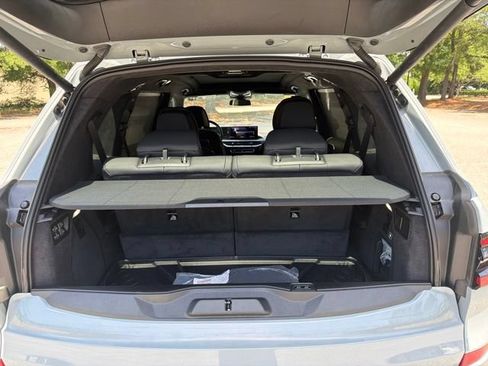 Used 2024 BMW X7 xDrive40i w/ M Sport Package AWD/4WD image 24