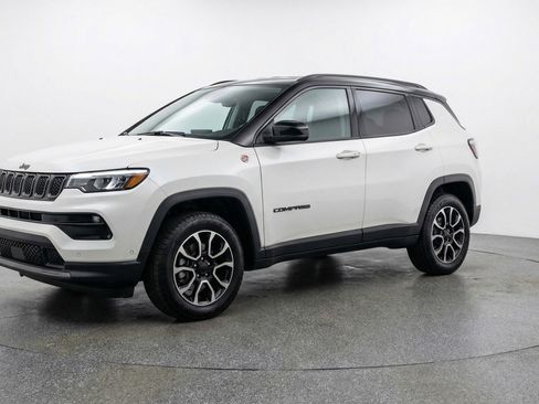 Used 2025 Jeep Compass Trailhawk AWD/4WD image 3