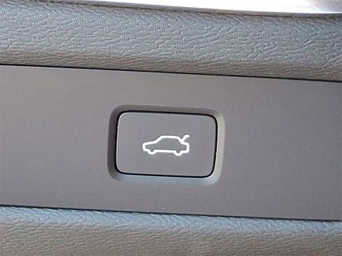 Used 2024 Volvo XC60 B5 Ultimate w/ Protection Package Premier image 23