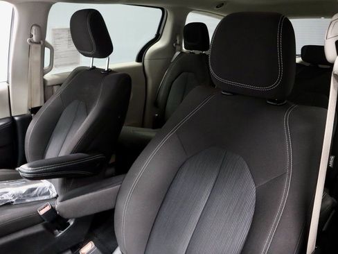 Used 2023 Chrysler Voyager LX image 27