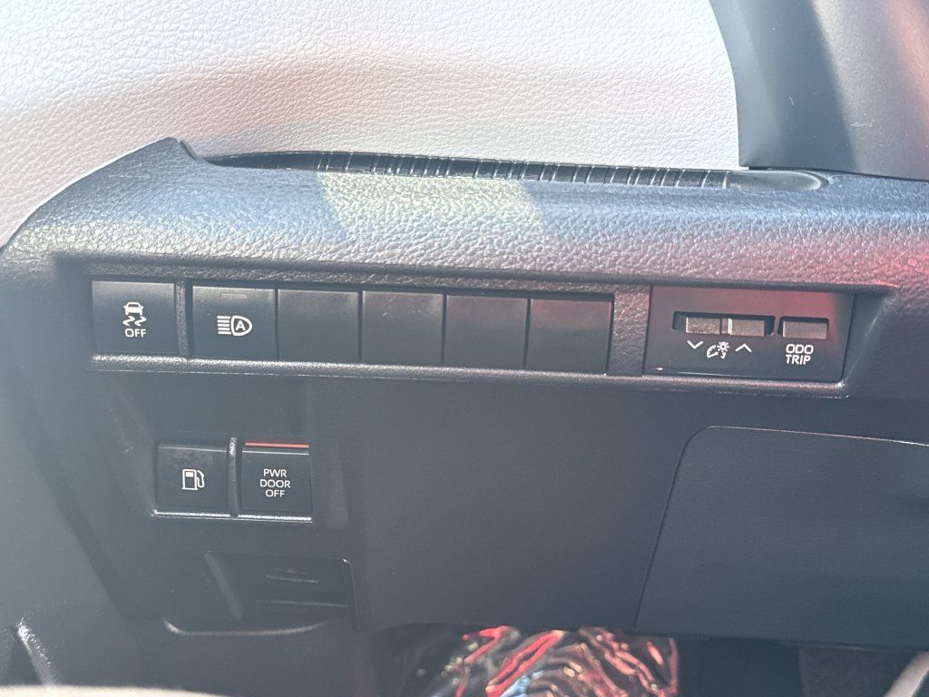 Used 2026 Toyota Sienna LE AWD/4WD image 34