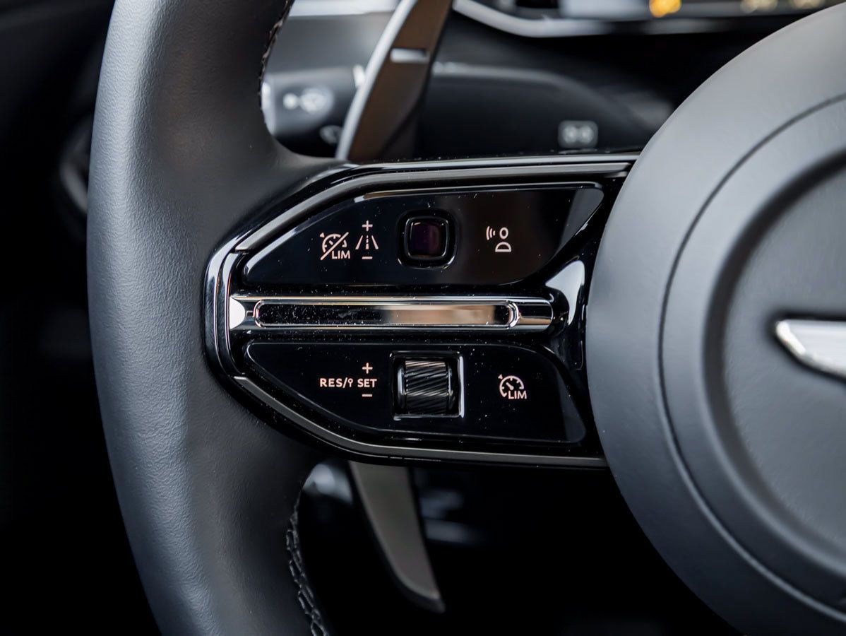 Used 2026 Aston Martin V8 Vantage S RWD image 19