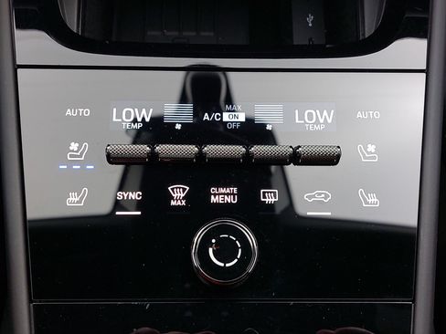 Certified 2024 Porsche Cayenne Coupe AWD/4WD image 23