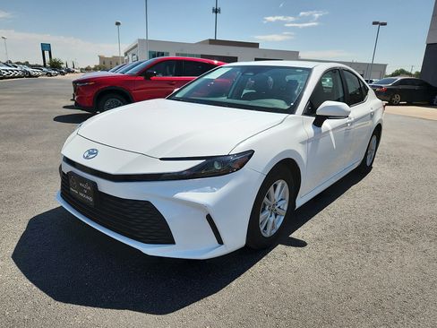 Used 2025 Toyota Camry LE FWD image 3