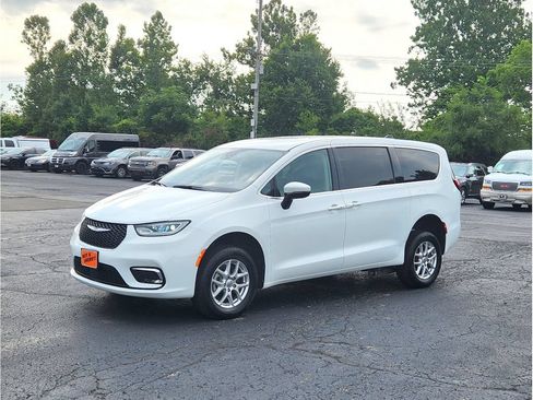 Used 2023 Chrysler Pacifica Touring-L FWD image 23