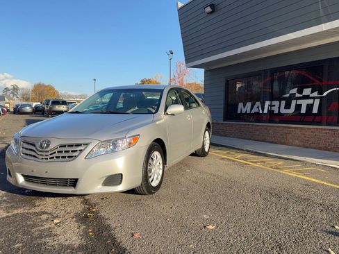 Used 2010 Toyota Camry LE image 1