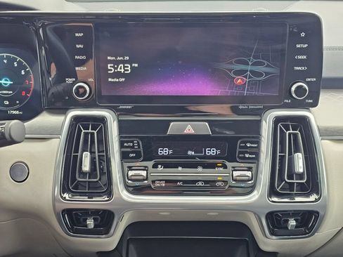 Certified 2023 Kia Sorento SX Prestige AWD/4WD image 14