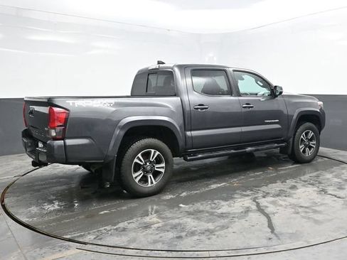 Used 2019 Toyota Tacoma TRD Sport AWD/4WD image 7