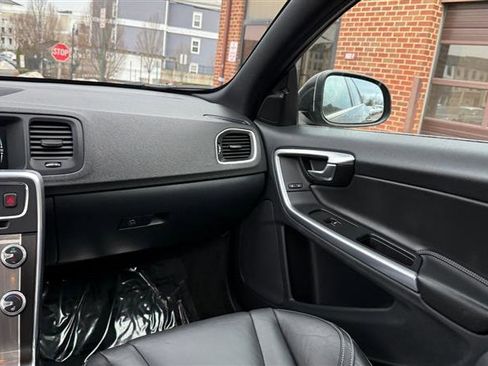 Used 2016 Volvo S60 T5 R-Design image 21