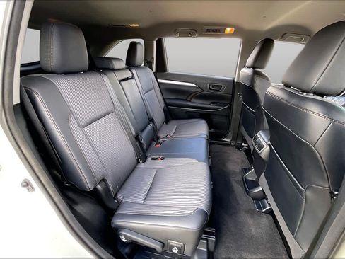 Used 2015 Toyota Highlander Plus FWD image 20