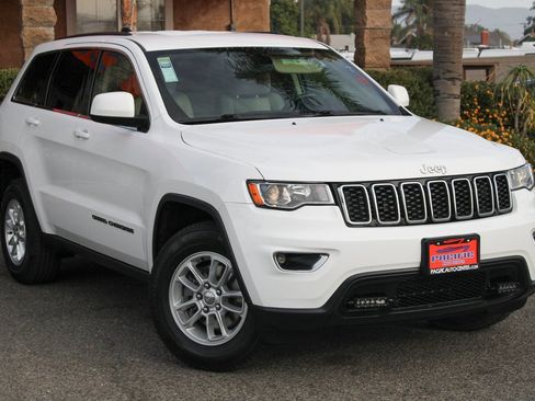 Used 2020 Jeep Grand Cherokee Laredo image 2