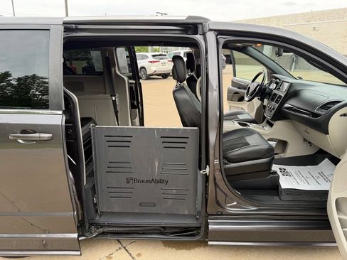 Used 2019 Dodge Grand Caravan SXT FWD image 28