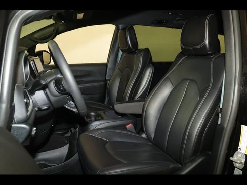 Used 2025 Chrysler Pacifica Select FWD image 24