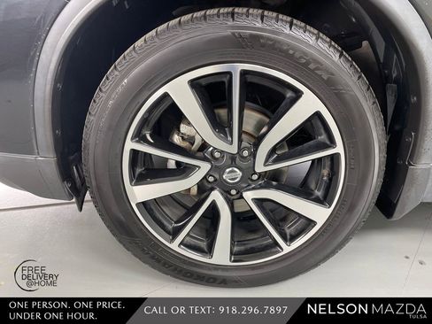 Used 2019 Nissan Rogue SL w/ Premium Package image 10
