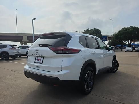 Used 2025 Nissan Rogue SV FWD image 4