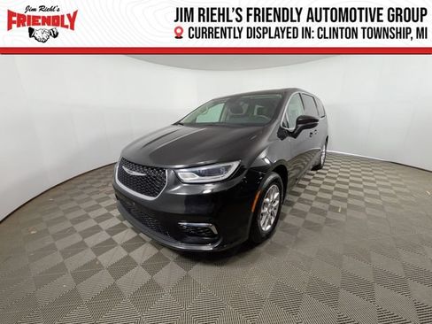 Used 2023 Chrysler Pacifica Touring-L FWD image 1