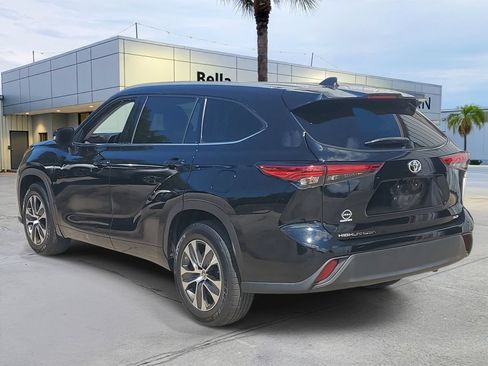 Used 2022 Toyota Highlander XLE FWD image 4