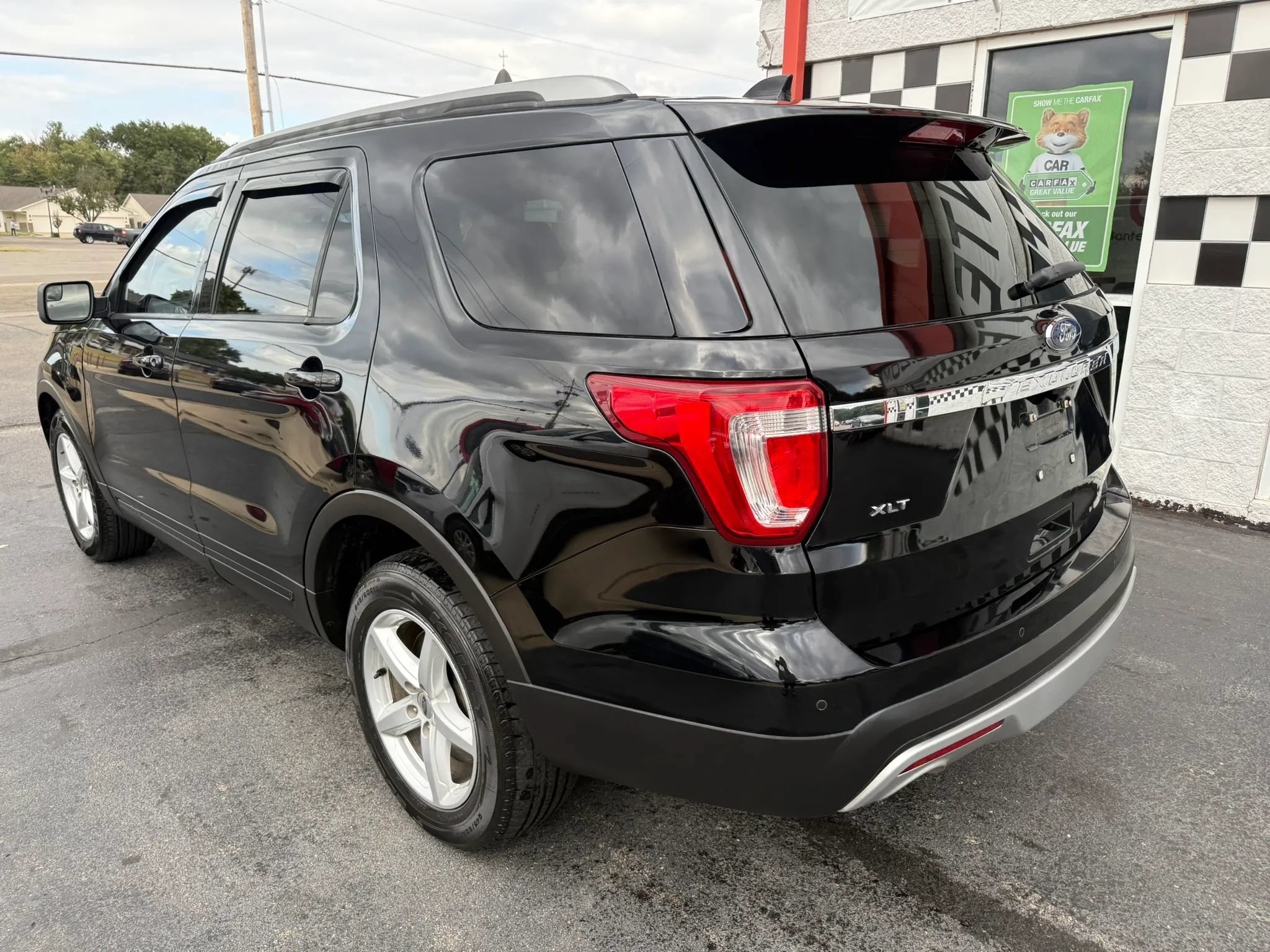 Used 2016 Ford Explorer XLT w/ Equipment Group 202A AWD/4WD image 7
