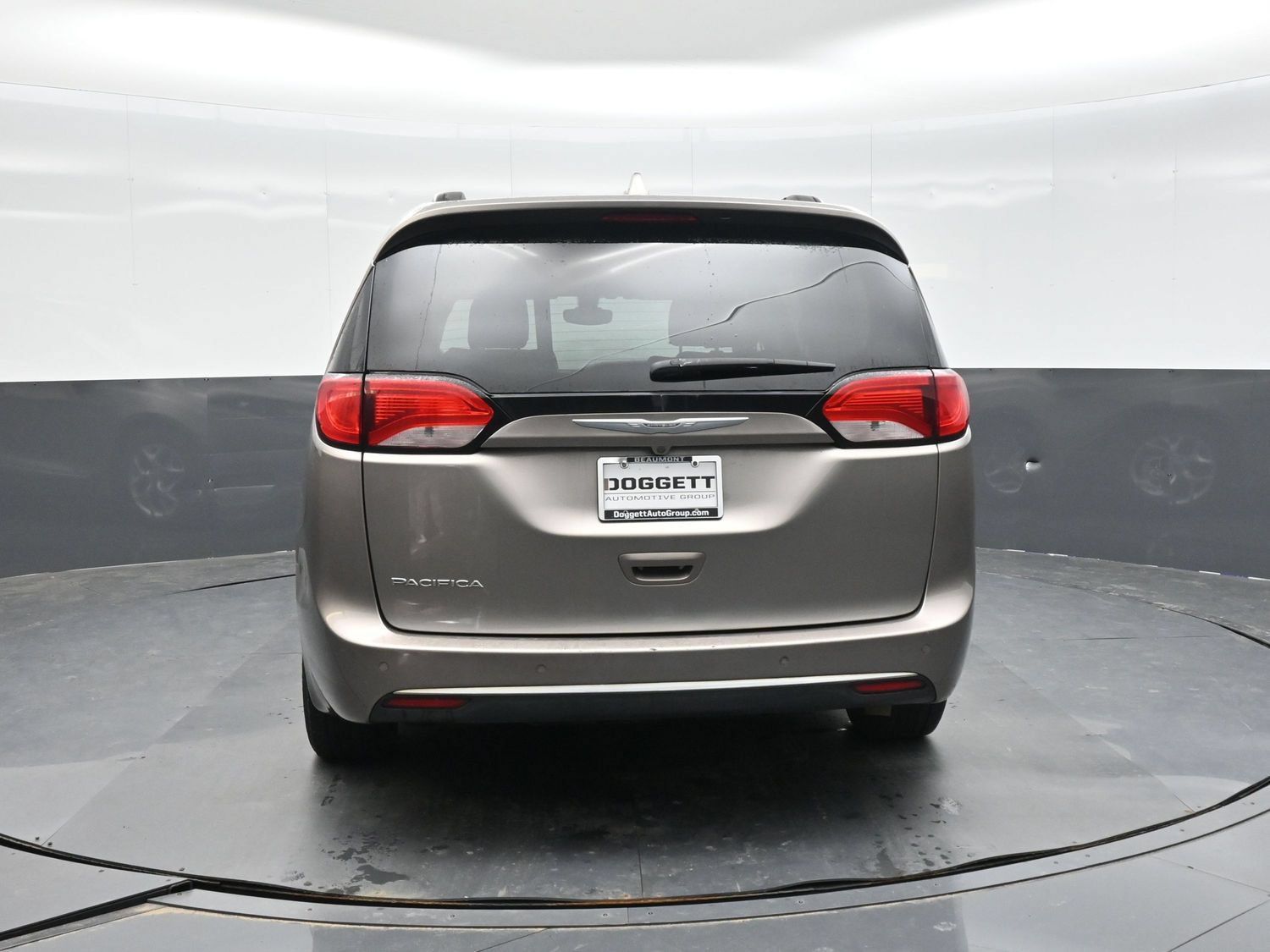 Used 2017 Chrysler Pacifica Touring-L w/ Tire & Wheel Group FWD image 6