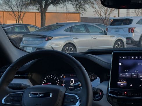 Used 2025 Jeep Compass Limited image 34