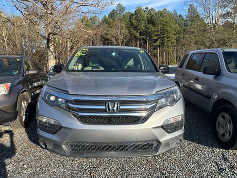 Used 2017 Honda Pilot LX image 2