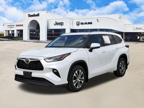 Used 2023 Toyota Highlander XLE image 3