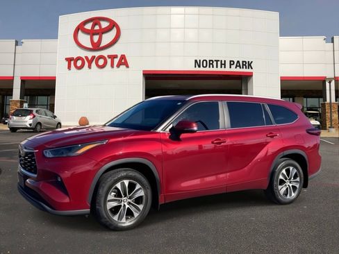 Used 2024 Toyota Highlander XLE FWD image 1