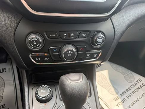 Used 2020 Jeep Cherokee Latitude AWD/4WD image 17