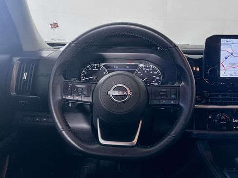Used 2025 Nissan Pathfinder SL FWD image 18